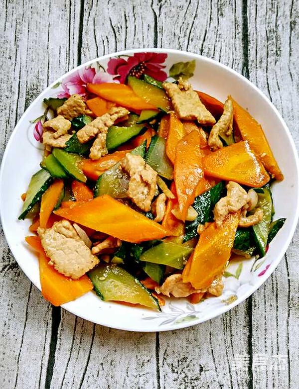 胡萝卜黄瓜炒肉片