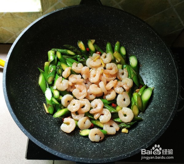 芦笋炒虾球的制作方法