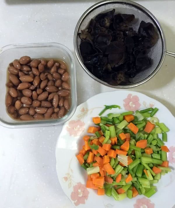 杂蔬五香花生米