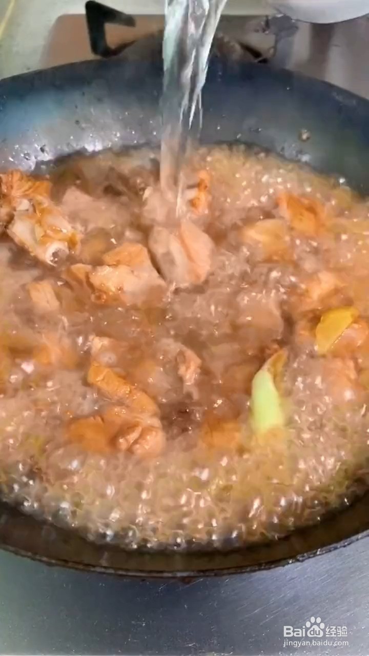 如何制作土豆排骨焖花卷