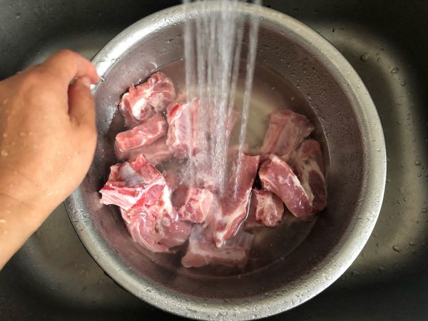 红烧土豆胡萝卜炖排骨