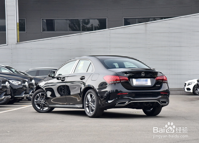 终向国人妥协！配E级内饰近零噪音，破百7秒