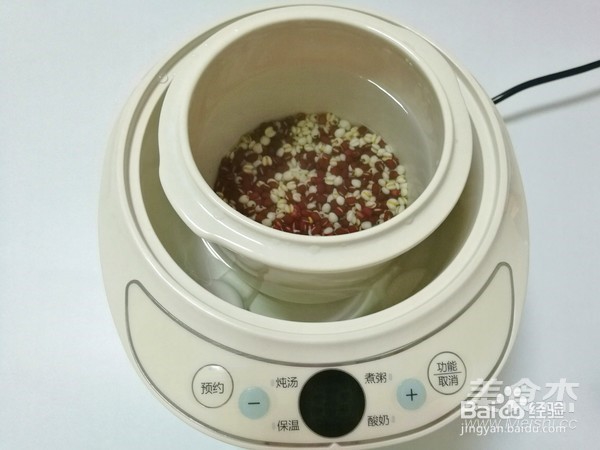 祛湿排毒的薏米红豆粥