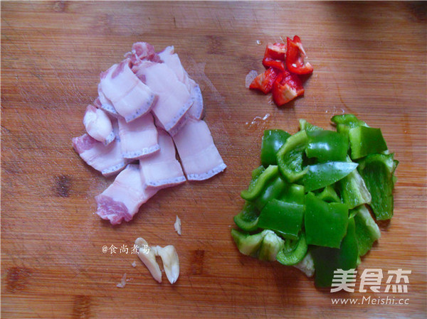 五花肉煸灯笼椒
