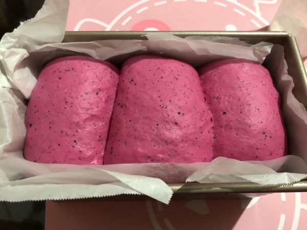 火龙果松软粉吐司