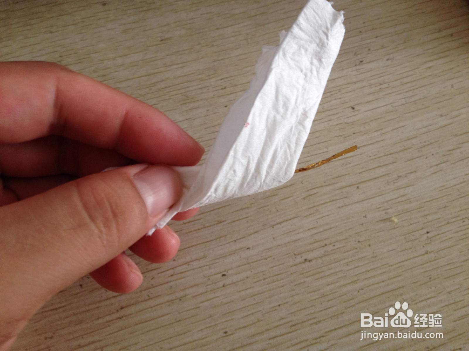 如何用一块卫生纸和面包袋绑绳做简易的钢笔支架