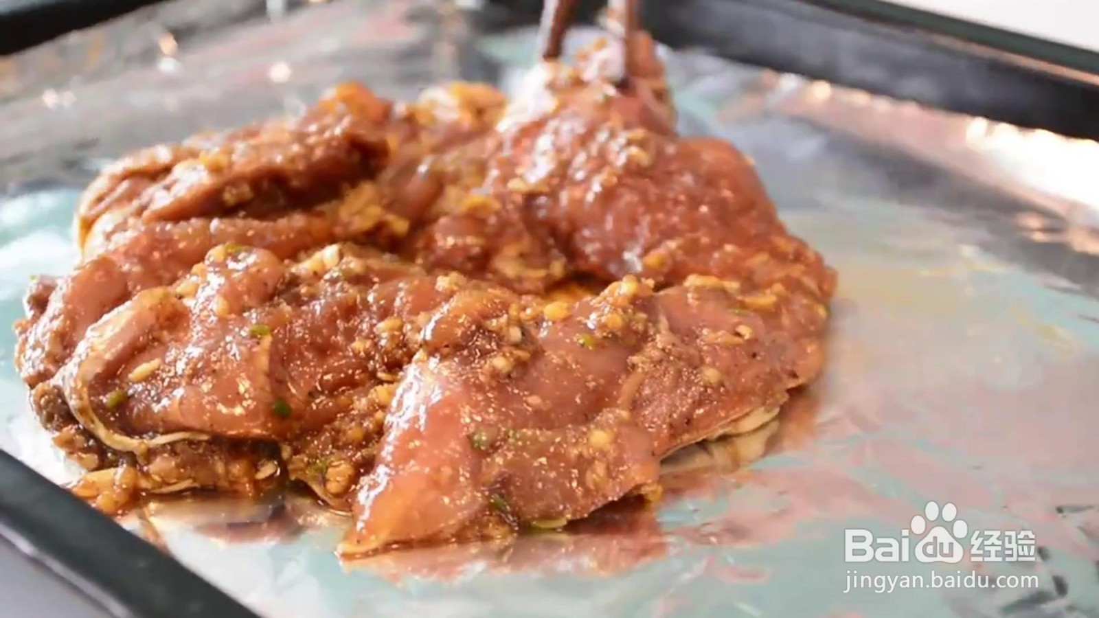 如何制作美味的蒜香烤鸡腿？