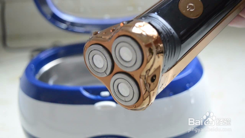 如何清洗电动剃须刀？