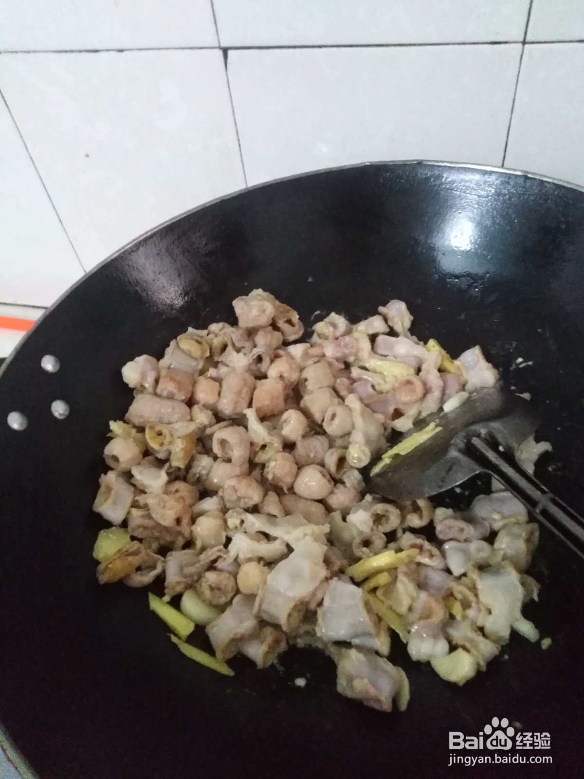 猪小肠如何炒凤尾菇？