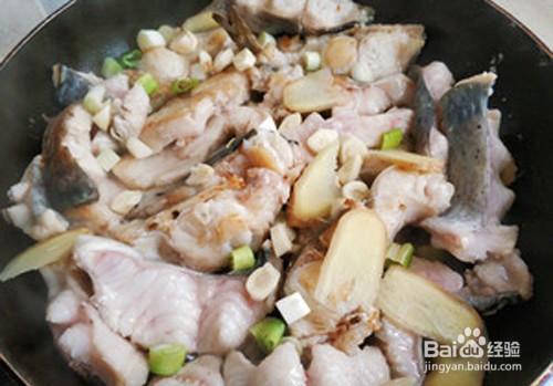 如何制作酱汁焖鱼