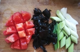 蒜苗木耳榨菜面