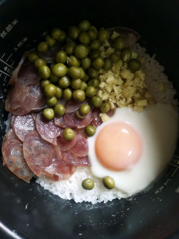 电饭锅版腊肠煲仔饭
