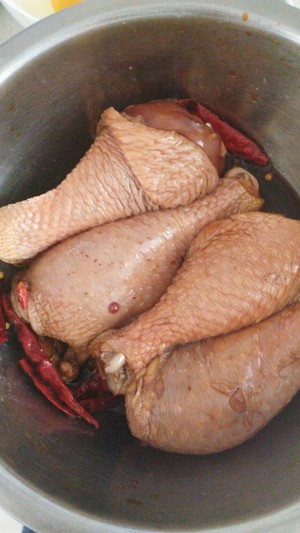 炸鸡腿裹粉后在锅里炸的时候会掉粉怎么办