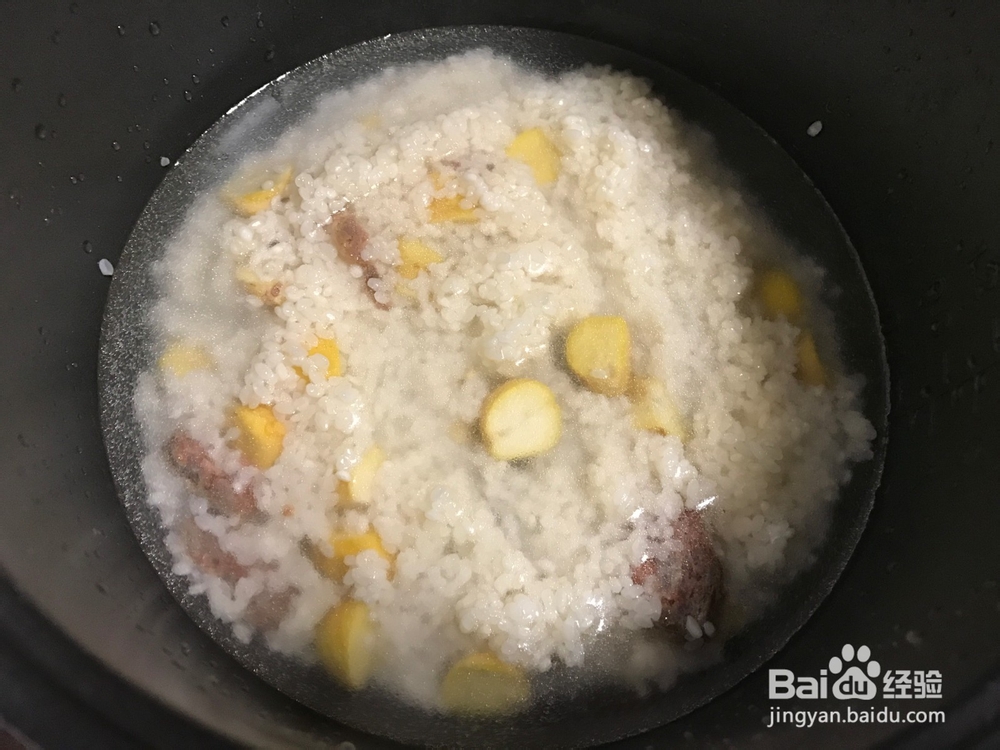 栗子腊肠煲仔饭的做法