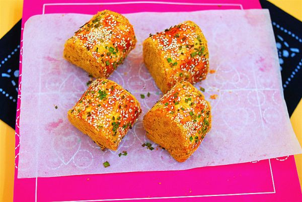 葱香肉松面包卷