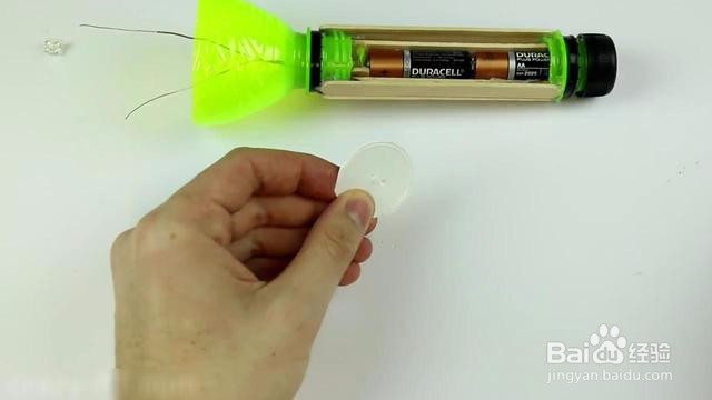 用塑料瓶做手电筒,最后的结果“亮”了。