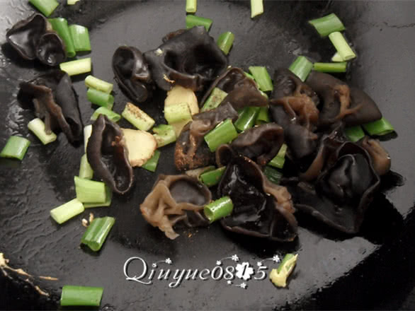 鸡蛋黄瓜炒木耳