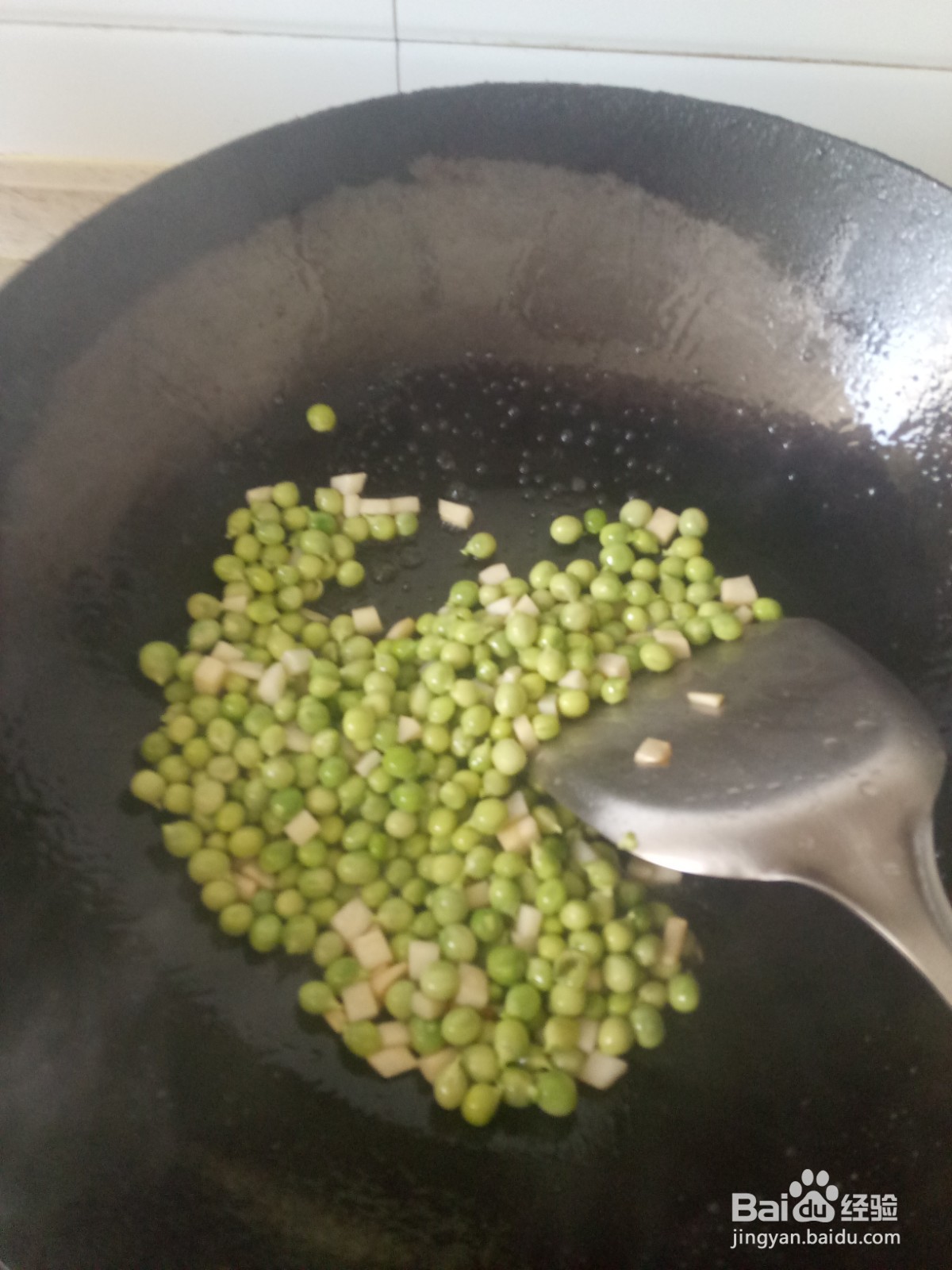 豌豆杏鲍菇火腿肠炒饭