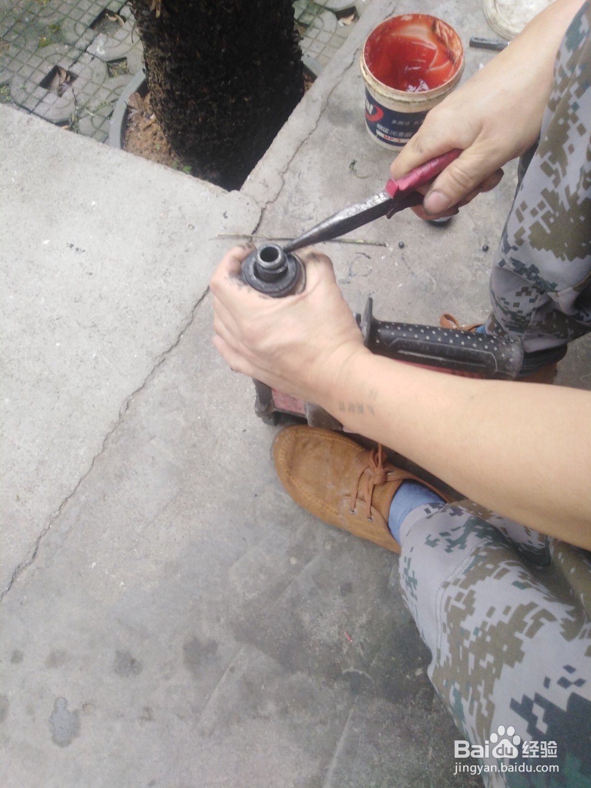 电锤装不进退不出钻头如何修理？