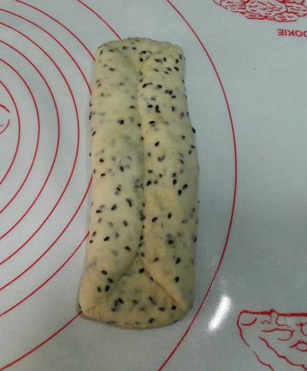 鸡蛋黑芝麻吐司