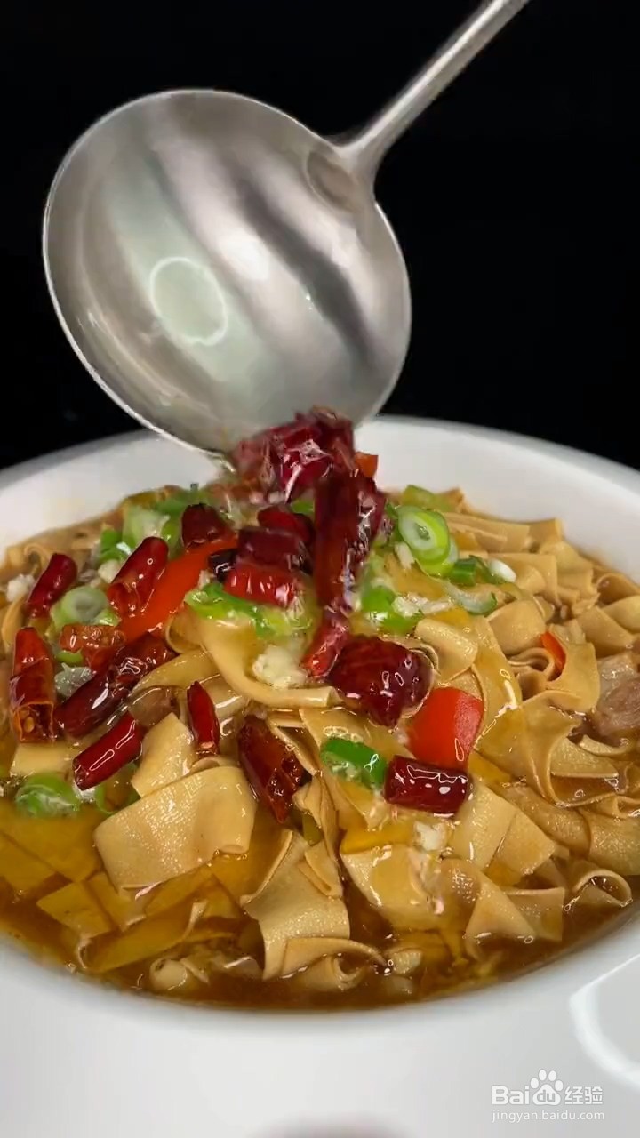 怎样制作红焖尖椒干豆腐