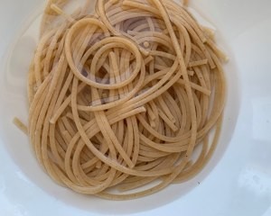 青椒皮蛋辣花生碎全麦意面怎么做
