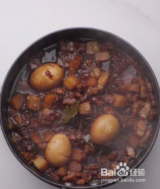 酱香浓郁的土豆卤肉饭