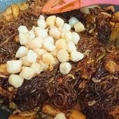 制作海皇蟹黄干捞粉丝煲