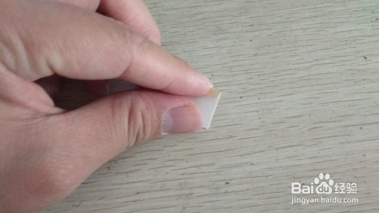 如何用一长方形硬卡纸做放两个中性笔的简易支架