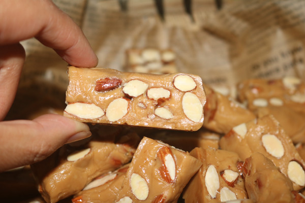 来一颗杏仁太妃糖