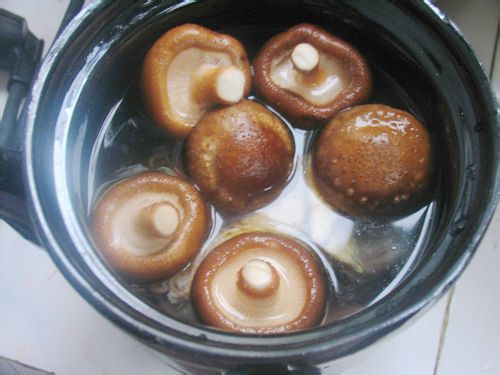 砂锅西洋参土鸡汤