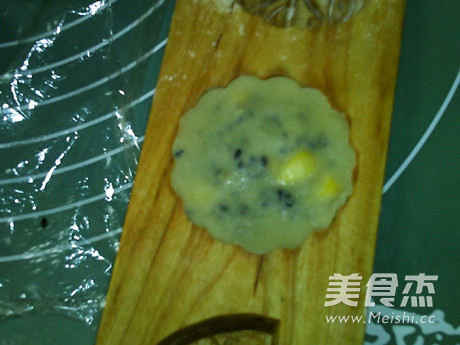 广式玉米黑芝麻月饼