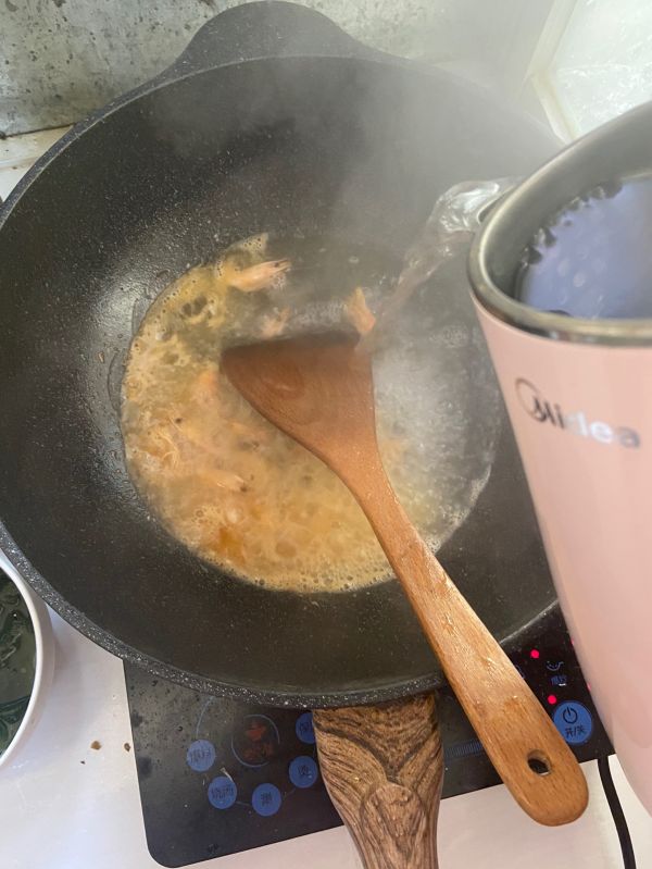 豆腐裙带菜鲜虾味增汤