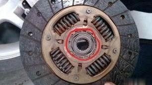 汽车换挡时,有咬齿轮的声音是怎么回事