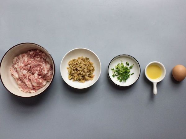 下饭神器：窝蛋榨菜蒸肉饼