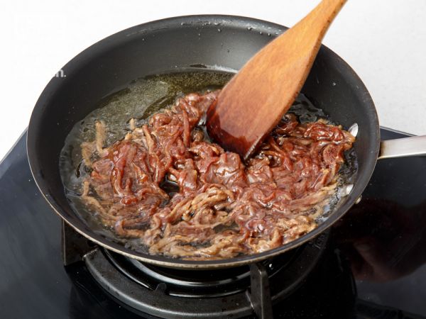 烤鸭薄饼包京酱牛肉丝