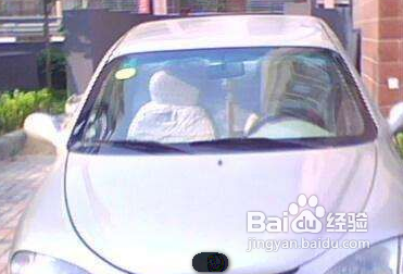 如何清理车上的积雪