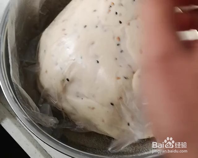 厨爸教你做亚麻籽黑芝麻欧包