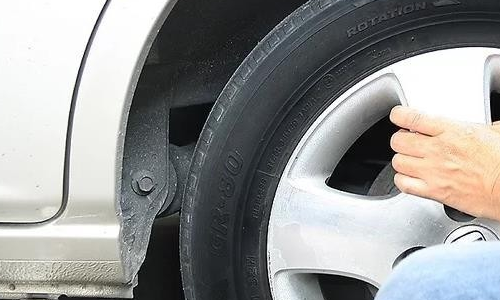 汽车车轮上面黑色的塑料板被摩擦了怎么修复