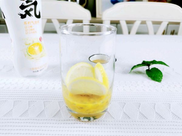 百香果柠檬气泡水
