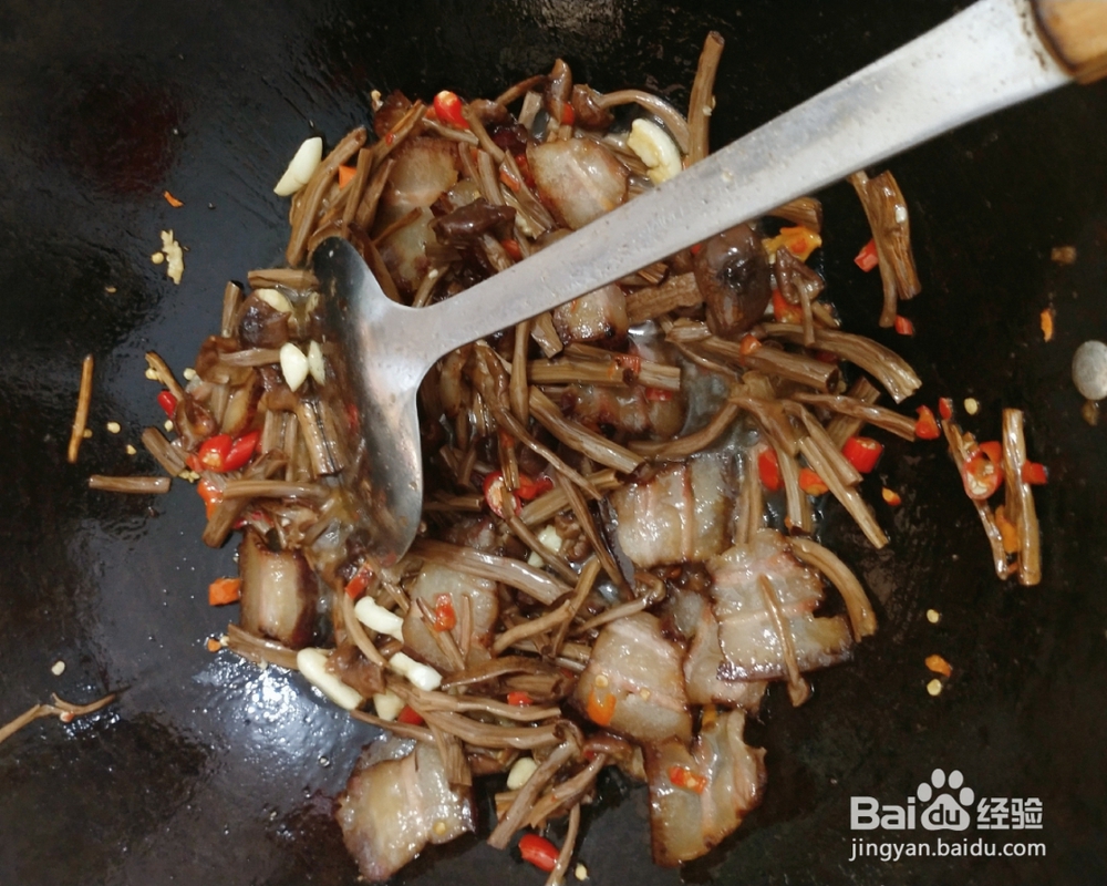 毫无压力做茶树菇炒腊肉