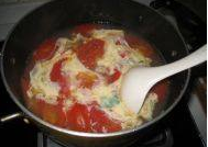 怎么做西红柿鸡蛋汤才能使汤好看又好吃？