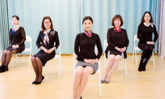 女生坐姿礼仪有哪些