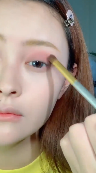 如何画泫雅紫色妆容