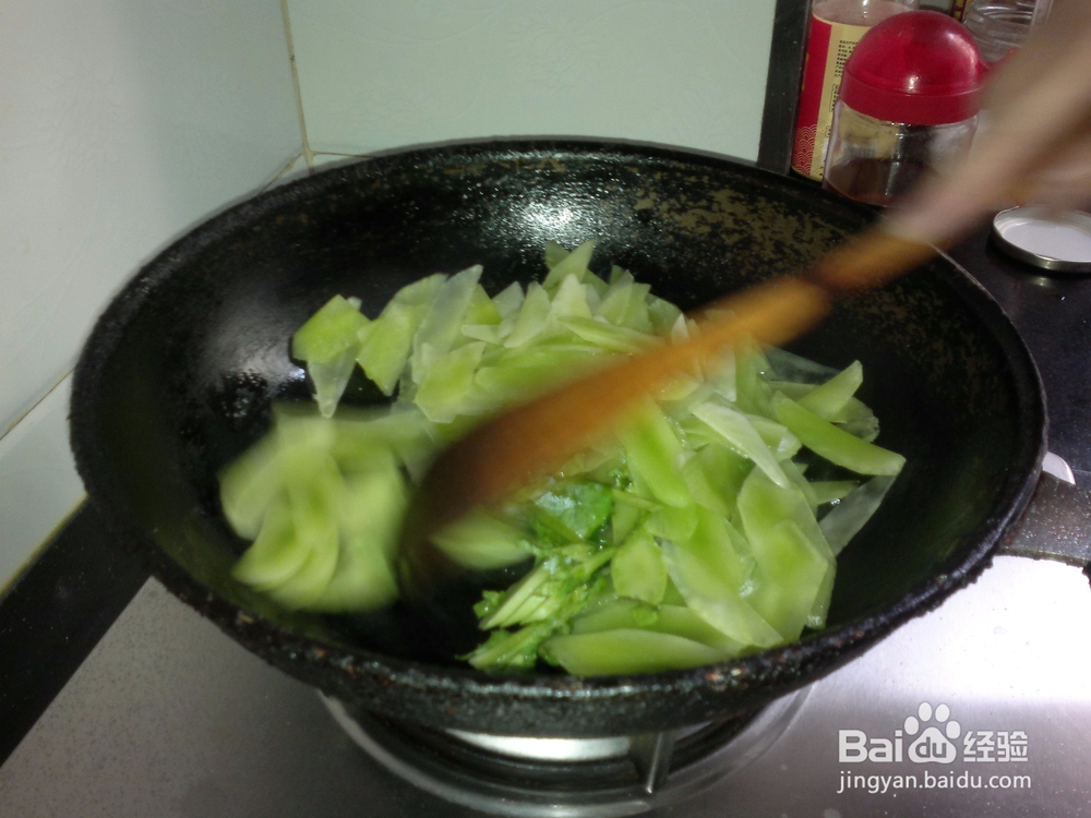 开春应季菜清炒莴笋片的做法