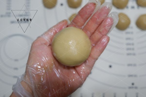 广式核桃枣泥月饼