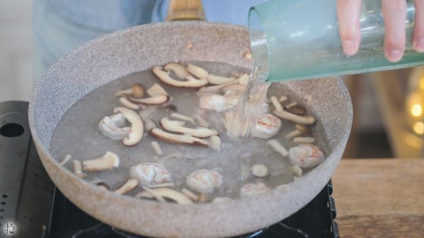 菌菇鲜虾疙瘩汤