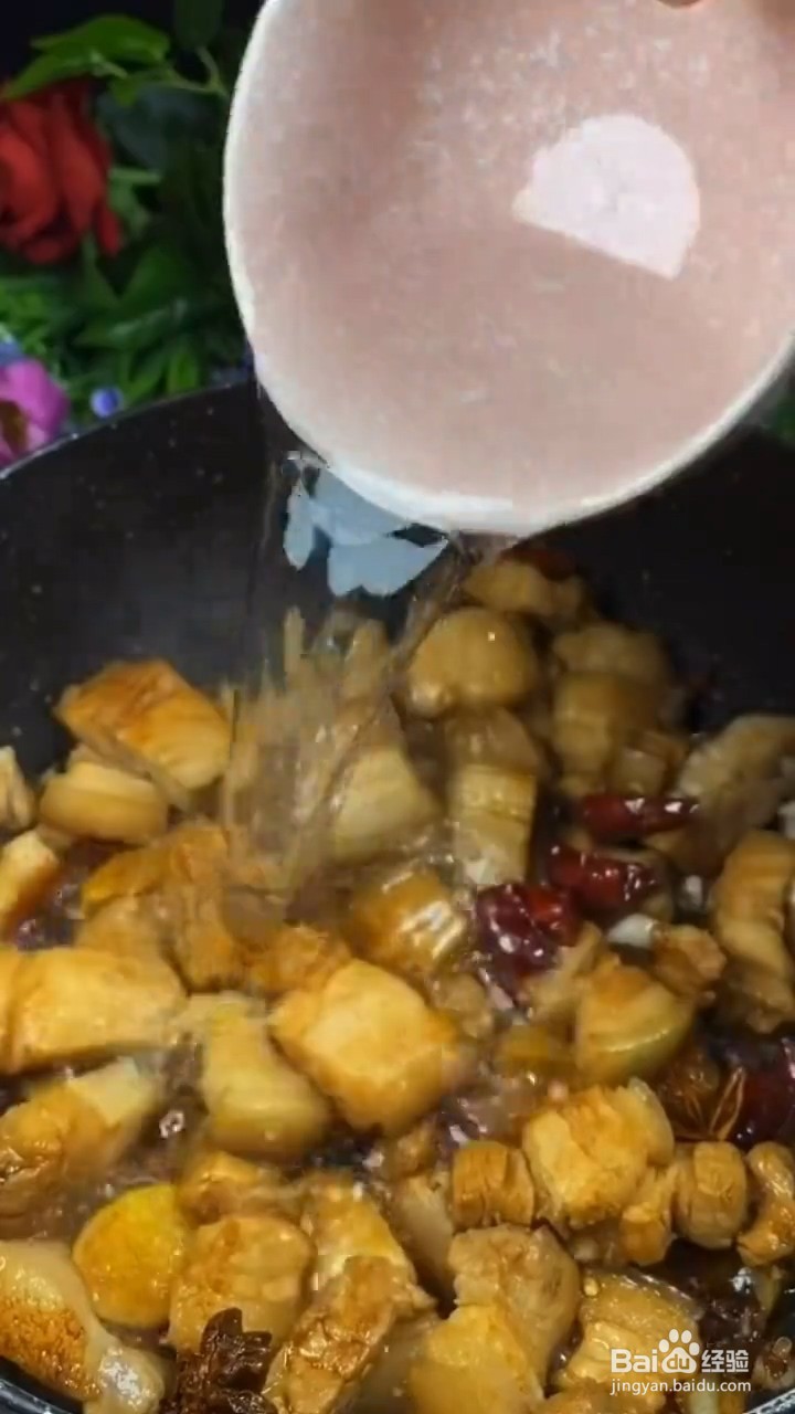 如何自制美味好吃的香辣鹌鹑蛋炖五花肉
