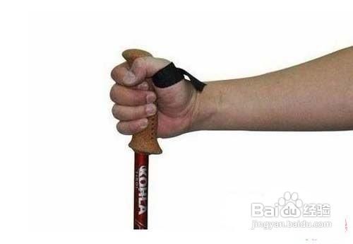 登山杖应该怎么拿，登山杖握法介绍