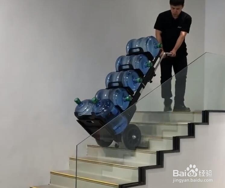 怎样搬运桶装水方便